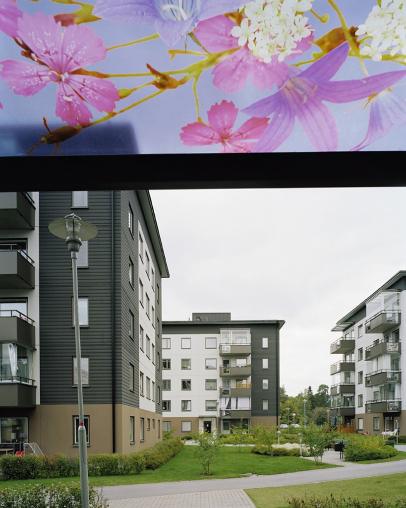 Konstnärlig gestaltning i FB:s nyproduktion. Konstnär Mathilda Fahlsten, kv Malmkronan och Barnkammaren, Hässelby strand, Aprikosgatan 1D & E. Konst. Fotografier laminerade i entrétak. 2005